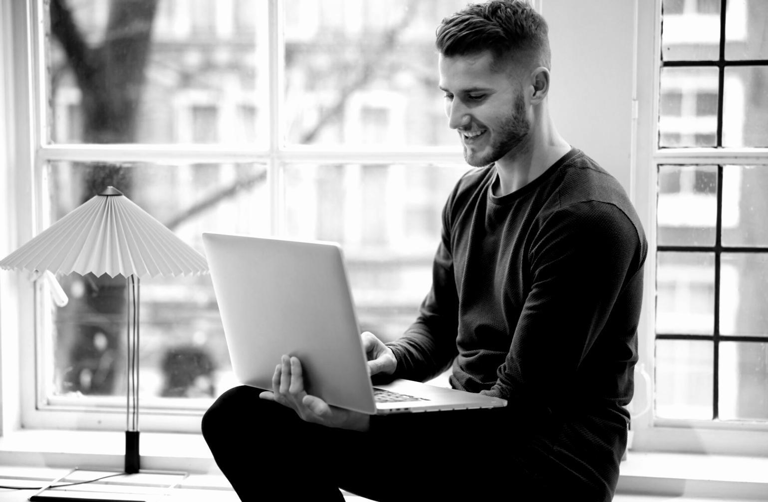 Primeros días de zhykulportal - fundadores trabajando en conceptos de planificación de jubilación